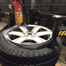 Tyre machine fixing tyre